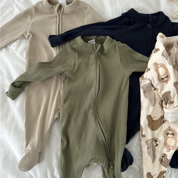 Newborn onesies (up to 7lbs) - Picture 6 of 6